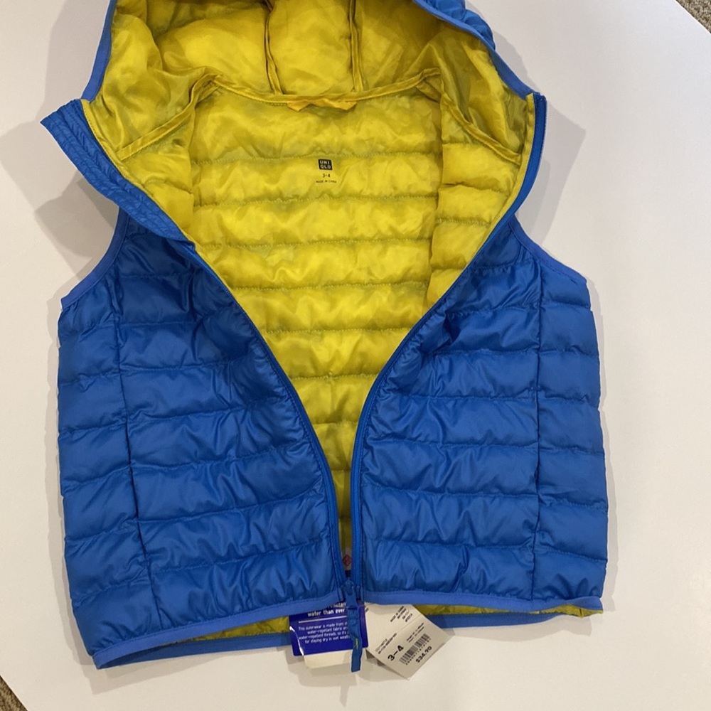 UNIQLO KIDS NWT PUFFER VEST BLUE WITH YELLOW INSIDE SIZE 3/4 UNISEX - Picture 6 of 11